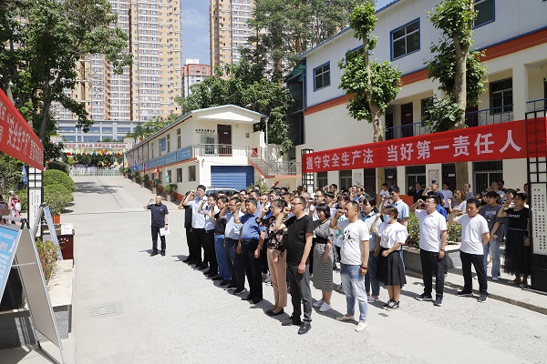 6月1日，2022年“清静生产月”运动的第一天，一九四公司召开座谈会、向导讲清静课、宣讲《清静生产法》、组织清静建议、全体职工清静宣誓允许，举行主题宣传警示教育运动，以富厚多彩的形式开启了2022年“清静生产月”运动，副总司理温智华主持，机关片全体职工加入。——一九四公司李浩哲摄影报道.JPG